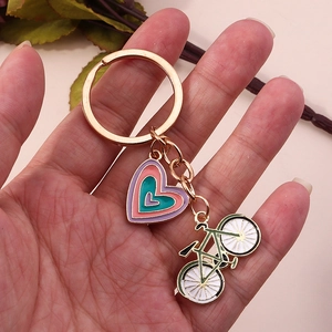 Porte-clés en Alliage de Zinc Émail Bicyclette Et Cœur Multicouche Anneau de Clé en Métal Or pour Sac à Dos Accessoires Femme Cadeau