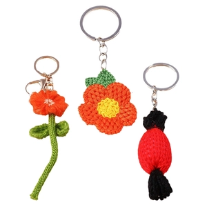 Porte-clés fait main au crochet avec fleurs de prunier et motifs de bonbons