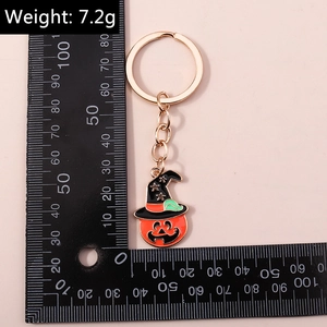 Détail du porte-clés citrouille d'Halloween avec règle de mesure montrant la taille réelle