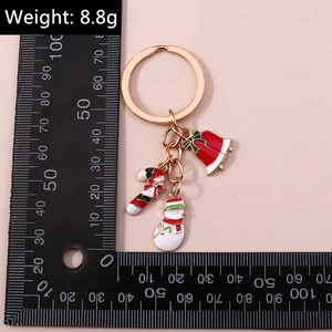 Détail de porte-clés Noël avec breloques bonhomme de neige et sucre d'orge en émail