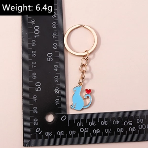 Détail d'un porte-clés chat en émail bleu de 9 cm avec indication du poids de 6,4 g