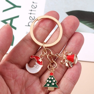 Porte-clés de Noël doré avec pendentifs lune, sapin vert et cloche rouge festive