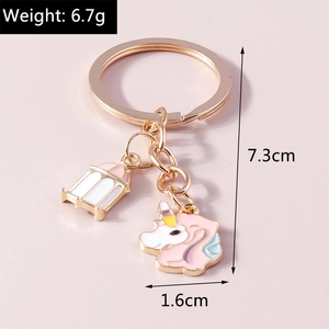 Détail du porte-clés licorne montrant le pendentif en émail rose, poids 6,7g et taille 7,3cm