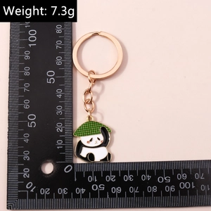 Vue détaillée porte-clés panda avec chapeau de bambou vert et règle de mesure