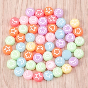 Macro di perle in acrilico macaron colorate con motivi bianchi a stella e cuore