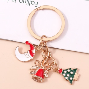 Vue macro d'un porte-clés de Noël avec pendentifs en émail lune, cloche et sapin