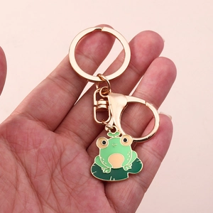 Détail du porte-clés grenouille sur nénuphar avec mousqueton doré brillant