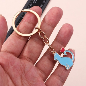Détail du porte-clés chat en émail bleu ciel avec cœur rouge et base en alliage doré
