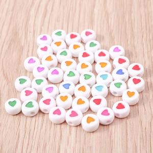 Perline bianche in acrilico con cuori colorati per creazioni di gioielli fai-da-te