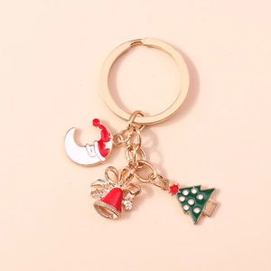 Détail d'un porte-clés de Noël avec pendentifs émaillés de lune, cloche et sapin de Noël