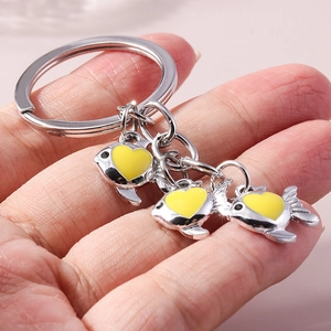 Porte-clés créatif en argent avec trois poissons jaunes à motif de cœur pour sac à dos