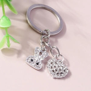 Portachiavi in argento scintillante con pendenti a forma di coniglio e cuore in strass