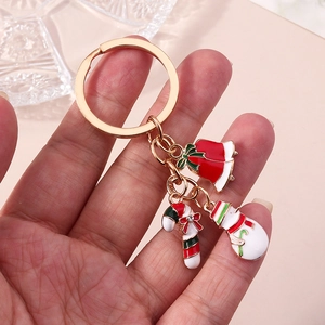 Détail du porte-clés de Noël avec cloches rouges, sucre d'orge et breloques de bonhomme de neige