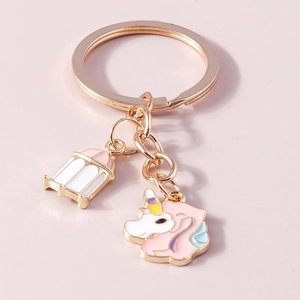 Détail du porte-clés licorne et lanterne rose avec finition dorée pour sac à main
