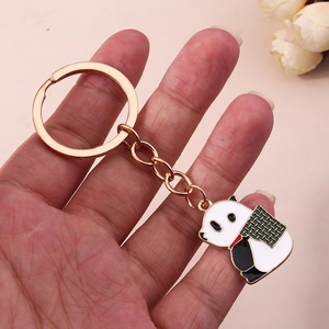 Vue détaillée d'un porte-clés panda en émail avec anneau doré et pendentif bambou