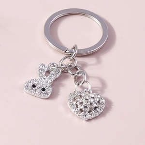 Dettaglio del portachiavi con coniglio e cuore ricoperti di brillanti strass lucidi