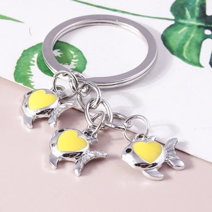 Porte-clés tendance en métal argenté avec trois poissons et détails cœurs jaunes gravés