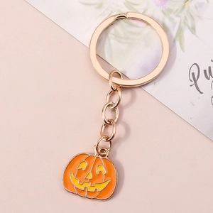 Vue détaillée du porte-clés citrouille d'Halloween en émail avec anneau doré