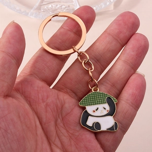 Vue détaillée d'un porte-clés panda en émail avec chapeau de bambou et anneau