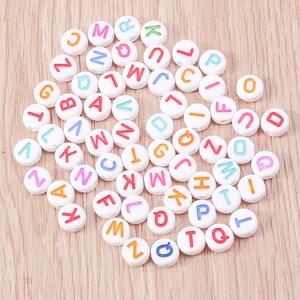 Perline bianche tonde in acrilico con lettere colorate A-Z per creazione di gioielli