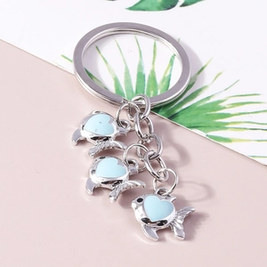 Porte-clés chic en métal argenté avec trois petits poissons et motifs de cœurs bleus