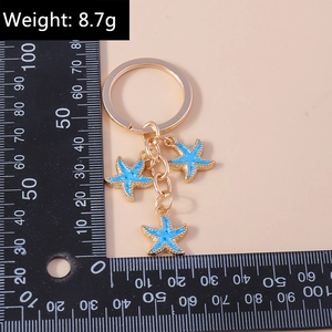 Vue détaillée du porte-clés étoile de mer bleue de 8,7g avec échelle de mesure précise