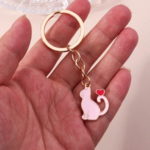 Vue détaillée d'un porte-clés chat en émail rose avec cœur doré et anneau métal