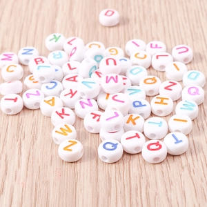 Perline rotonde in acrilico bianco con lettere colorate per creazione gioielli fai-da-te