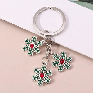 Détail du porte-clés flocon de neige avec texture verte et strass rouge étincelant