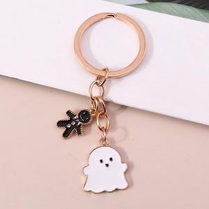 Détail de pendentifs fantôme et bonhomme de pain d'épices sur un porte-clés doré