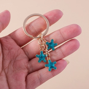 Détails du porte-clés étoile de mer bleue avec trois pendentifs en émail et chaîne dorée