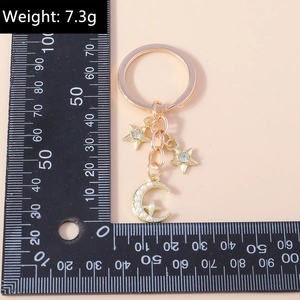 Detailansicht des goldenen Stern- und Mond-Schlüsselanhängers mit Perlen und Kristallen