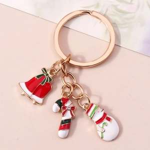 Détail du porte-clés de Noël avec charms en émail bonhomme de neige, sucre d'orge et cloche