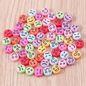 Macro di perline colorate in acrilico con emoticon per gioielli fai da te e hobby