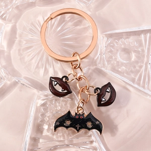 Détail du porte-clés d'Halloween avec lèvres de vampire et breloques de chauve-souris