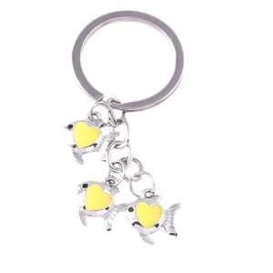 Porte-clés poisson rouge en métal argenté avec motifs de cœur et trois pendentifs koi