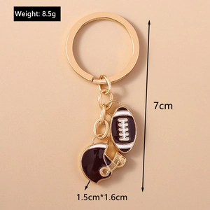 Gros plan d'un porte-clés casque de rugby doré avec émail marron et détails de poids 8,5g