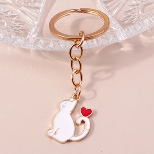 Vue détaillée d'un porte-clés chat en émail blanc avec cœur rouge décoratif