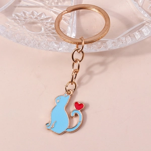 Détail du porte-clés chat en émail bleu clair avec cœur rouge et anneau doré poli