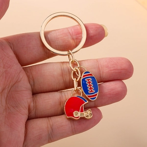 Porte-clés de rugby avec pendentifs casque rouge et ballon bleu en émail doré brillant