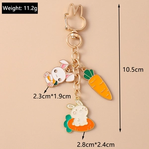 Détail d'un porte-clés lapin avec pendentifs carottes et crochet métallique en forme de lapin