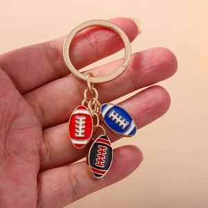 Portachiavi football americano con ciondoli rosso, blu e nero e anello metallico oro