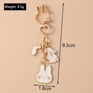Détail montrant le poids 8.5g et taille 9.5cm des breloques lapin en émail mignonnes