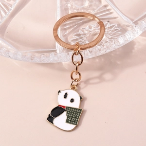 Détail d'un porte-clés panda mignon avec placage en or et accents de carreaux verts