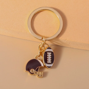 Détail d'un porte-clés doré avec casque de football américain et ballon pour sac