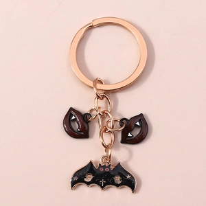 Détail de porte-clés d'Halloween avec lèvres de vampire et pendentif chauve-souris noire