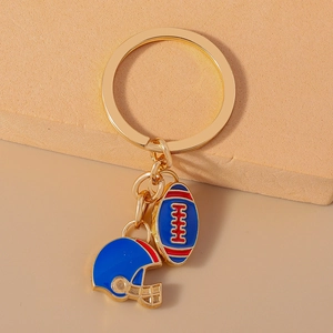 Détail d'un porte-clés doré avec pendentifs de ballon de rugby coloré et de casque