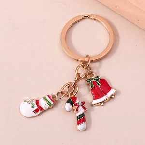 Détail du porte-clés de Noël avec pendentifs émaillés chaussette bonhomme de neige et grelots