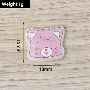 Makro-Detail eines 15mm rosa Harz-Katzenanhängers für DIY-Schmuck und Bastelarbeiten