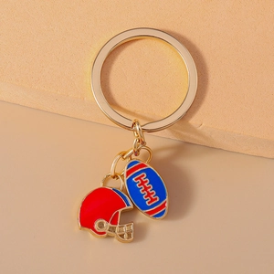 Détail du porte-clés casque et ballon de rugby en métal avec finition émaillée